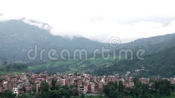 尼泊尔一个小城市上空的乌云密布视频的预览图
