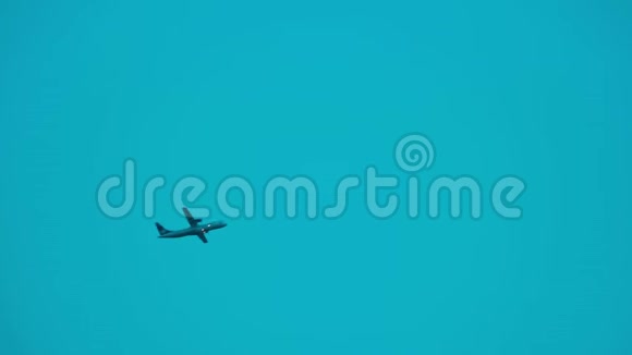飞机逆着蓝天飞行视频的预览图