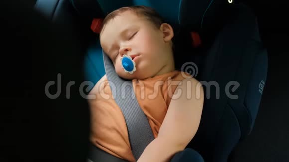 一个小男孩睡在椅子上儿童汽车的安全系统视频的预览图
