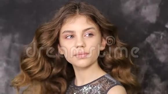 少女自然美丽的脸庞美丽的小女孩的肖像视频的预览图