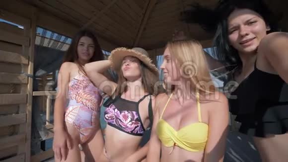 女孩自拍有趣的年轻女人穿着泳衣在一个平房在一个昂贵的度假胜地度假视频的预览图