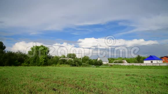 晴朗的夏日乡村景色视频的预览图