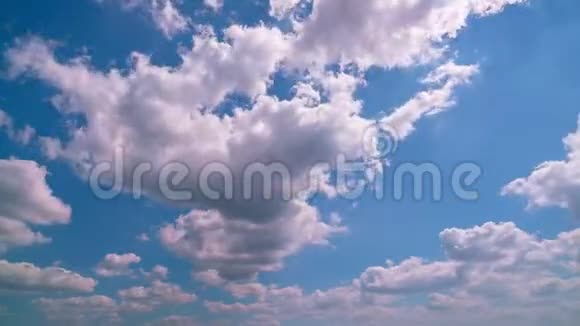时间流逝美丽的蓝天白云在蓝天的背景下流动好天气夏日季节大自然视频的预览图
