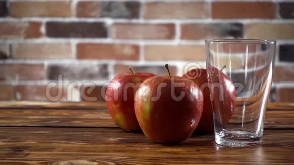 把苹果酒倒入厨房的玻璃里视频的预览图
