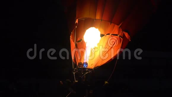 关闭慢动作视频丙烷气体燃烧器在彩色热气球上空飞行地面视频的预览图