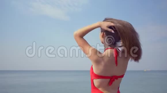 暑假期间美丽的女孩在海上放松享受温暖的阳光视频的预览图