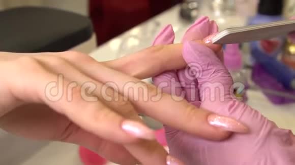带有粉红色的上景慢动作女性手部美甲近景在水疗中心修指甲的老年女士手视频的预览图