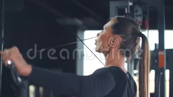 为美丽和肌肉发达的身体进行健身锻炼视频的预览图