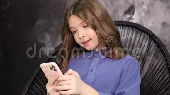 年轻女孩惊讶地看着她的智能手机视频的预览图