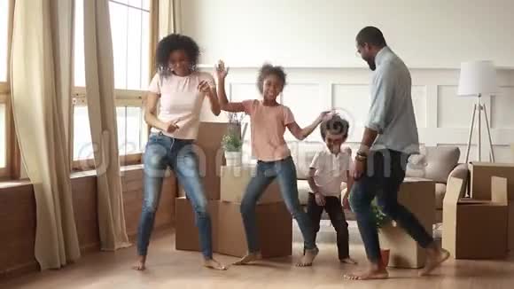 一对非洲夫妇在大箱子旁跳舞庆祝搬迁视频的预览图