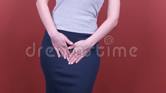 生病的商业女人用手按住她的裤裆下腹医疗或妇科问题医疗保健视频的预览图