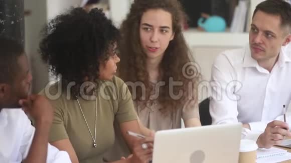 同事倾听小组组长非洲女性解释应用程序或任务视频的预览图