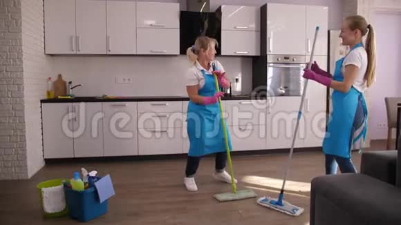 快乐的清洁女工们一边拖地一边跳舞视频的预览图