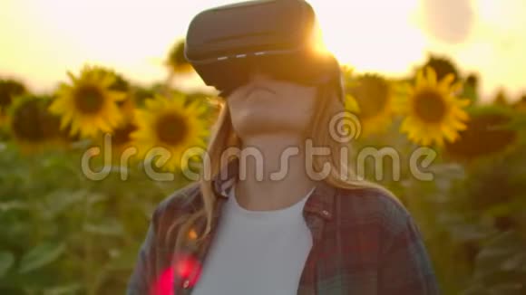 3在大自然的日落时分这个女孩正戴着VR眼镜视频的预览图