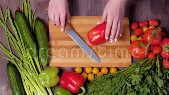 一个女人切蔬菜的俯视手视频的预览图
