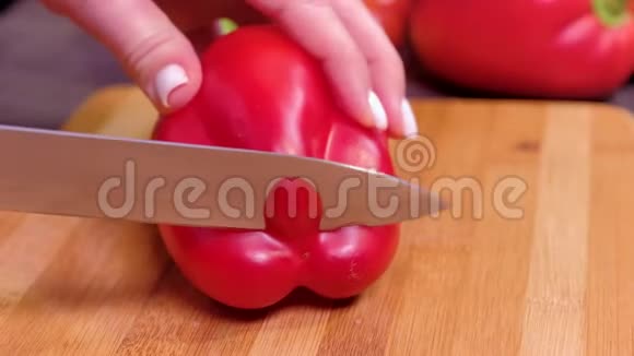 闭上女人手切蔬菜视频的预览图