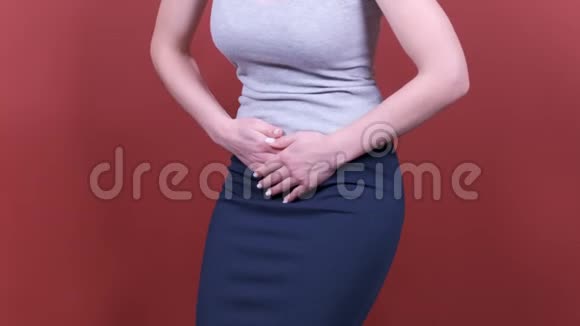 胃疼女人握着手胃月经疼痛或肠道问题痛苦视频的预览图