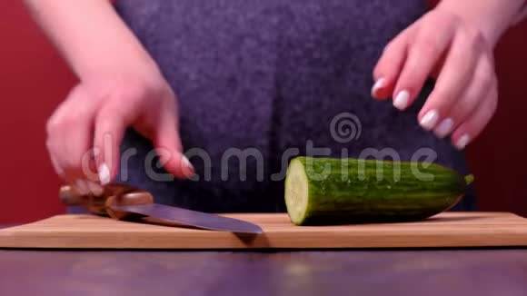 女人手切蔬菜黄瓜视频的预览图