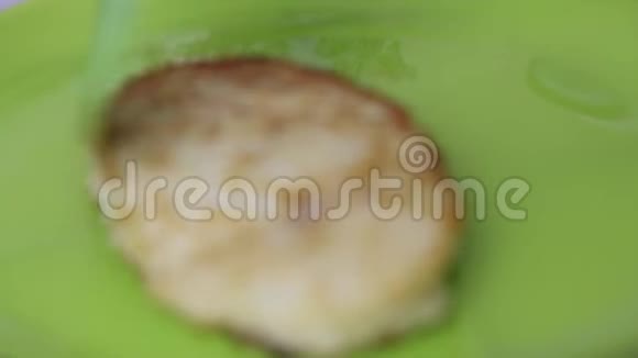 女人把炸土豆煎饼放在盘子里在那之后把酸奶油放在上面视频的预览图
