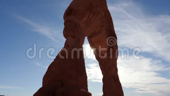 太阳透过红橙色的岩石拱门照耀在拱门国家公园视频的预览图