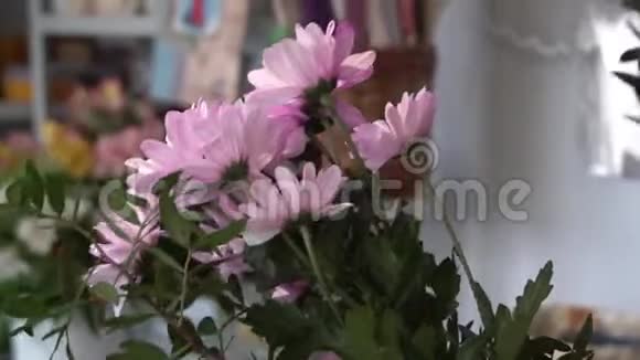 花商在花店里收集一束花视频的预览图