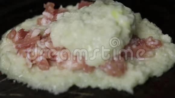 女人用碎肉炸土豆煎饼把碎肉放在土豆块上盖上土豆泥特写视频的预览图