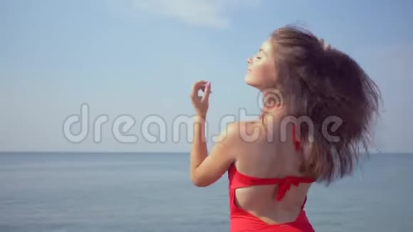 在水中放松美丽的年轻女子穿着泳衣在海上享受夏日的阳光视频的预览图