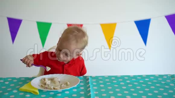 独立可爱的小男孩用叉子吃饺子万向节运动视频的预览图
