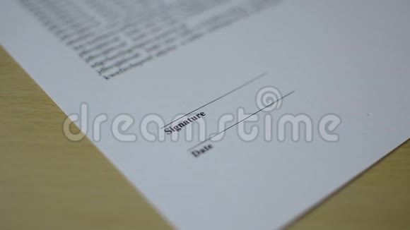 笔在商务文件中签字视频的预览图