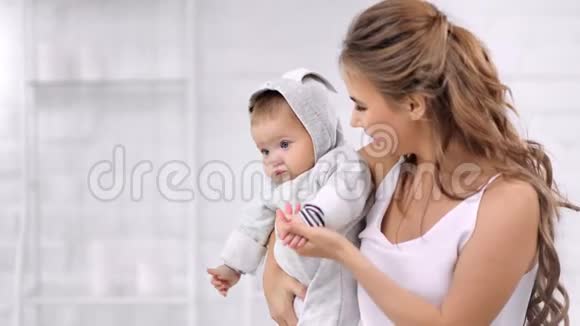 可爱的年轻妈妈拥抱和亲吻有爱的小儿子感觉中等特写视频的预览图