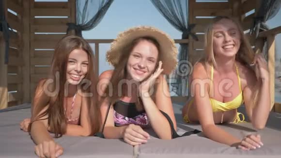 在阳光明媚的日子里年轻漂亮的女朋友们在一个昂贵的度假胜地的平房里玩得开心视频的预览图