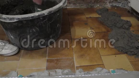 用一层混凝土覆盖旧瓷砖地板视频的预览图