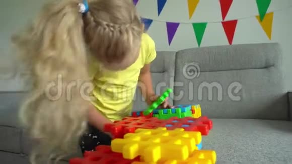 4岁的女孩在沙发上玩创意儿童组装游戏配件万向节运动视频的预览图