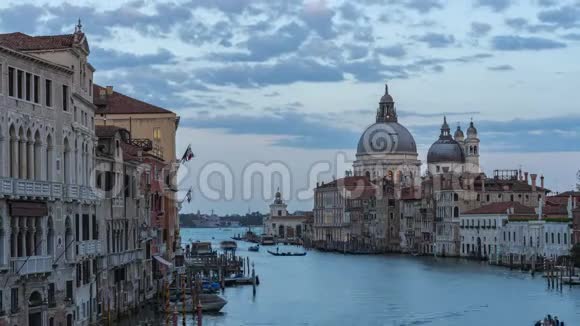 威尼斯城市天际线在苏尼特与地标建筑在威尼斯意大利视频的预览图