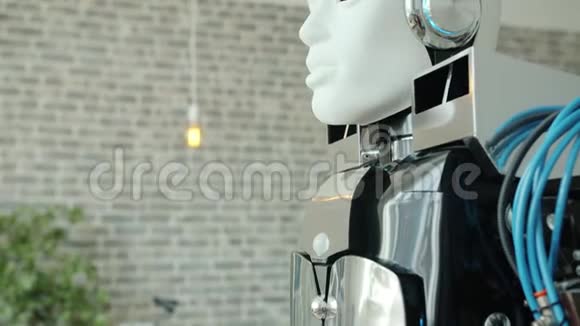 现代仿人机器人在现代办公空间中的近距离倾斜视频的预览图