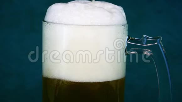 啤酒泡沫从杯子里流下来视频的预览图