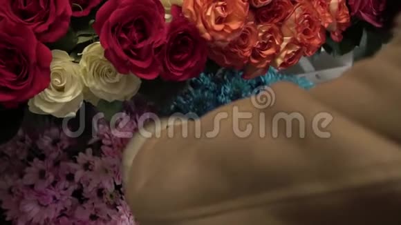 女孩把花放在一家花店的Tetrino上视频的预览图