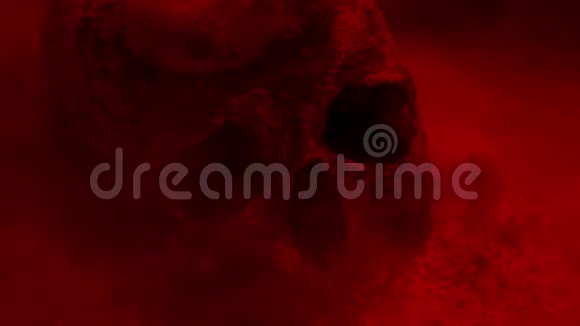 在红光下在雾蒙蒙的地面上的头骨视频的预览图