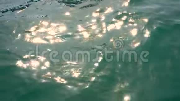 阳光的闪光触及海水美丽的抽象自然慢动作视频的预览图