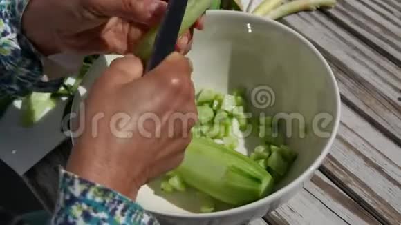 切黄瓜的女人视频的预览图