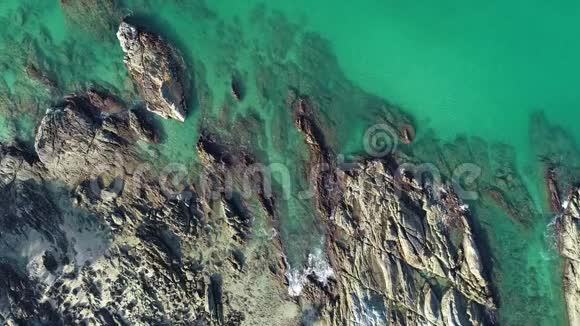 夏季带海海岸景观的海浪拍岸景观自然景观和美丽的热带海洋视频的预览图