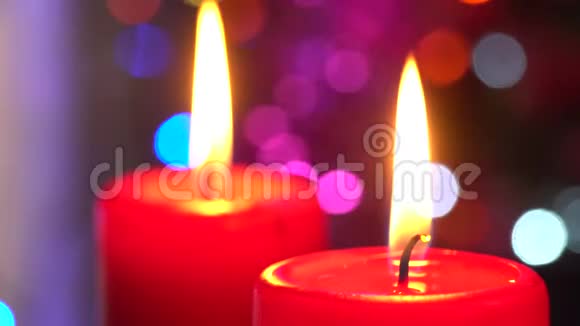 新年和圣诞庆祝圣诞礼物在大气灯光圣诞装饰与蜡烛视频的预览图