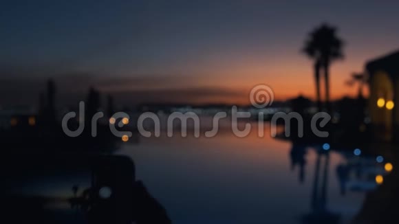 年轻女子在豪华的热带度假胜地拍摄日落黄昏的女孩为美丽的夏天拍照视频的预览图