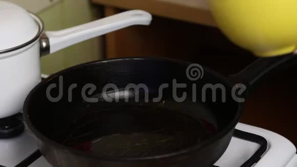 一个女人在煎煎饼把面团放在热锅上视频的预览图