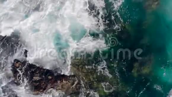 顶部的湍流海浪视频的预览图