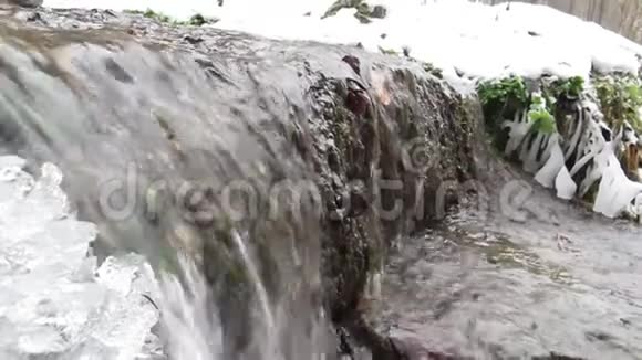 冬季瀑布场景特写视频的预览图