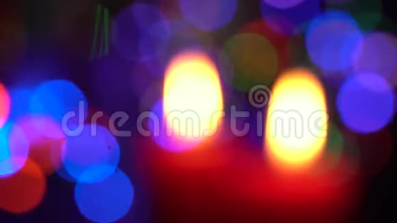 抽象模糊的圣诞节灯光博克背景闪烁的圣诞树灯闪烁视频的预览图