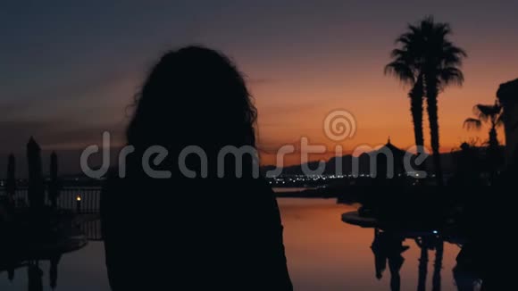 女士在豪华的热带度假胜地拍摄日落黄昏的女孩为美丽的夏日日落拍照视频的预览图
