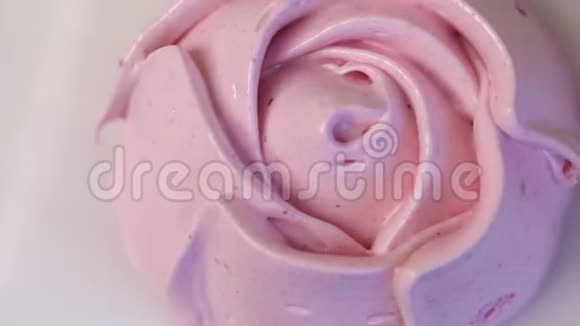桌子的表面以玫瑰的形式铺上自制的棉花糖从特写镜头中射出视频的预览图
