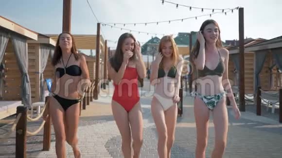 海上度假穿着泳装的长腿女孩们美丽苗条的身体在视频的预览图